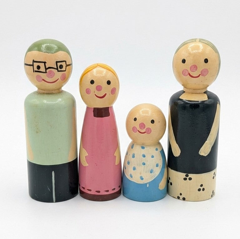 Wooden Family Peg Dolls – Set of 4 Montessori Role-Play Figures